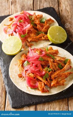  Cochinita Pibil: Een Zacht Gestoofd Varken Met de Frisheid van Citroen en Oregano!