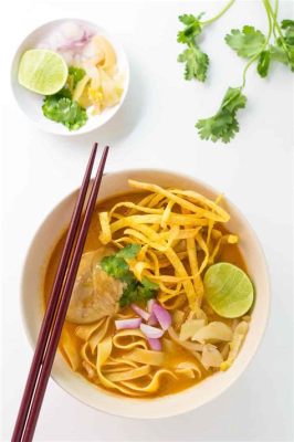  Khao Soi: Een Romige Kokoscurry Soep Met Knapperige Ei Noodles En Een Schittering Van Rode Ui