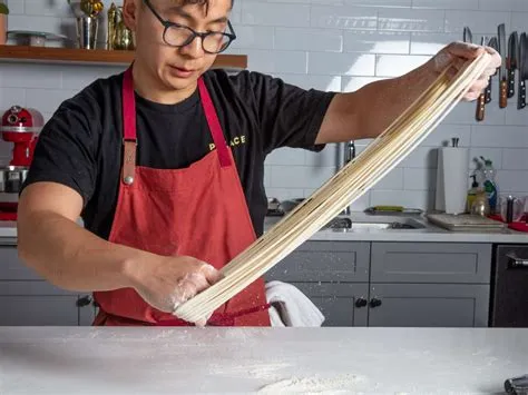  Hand-Pulled Lamian met Rijstnoedels: De Ultimate Fusion van Textuur en Smaak!