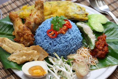 Nasi Kerabu! Een Ontzagwekkend Bord Vol Kleuren En Kruiden Voor De Zintuigen