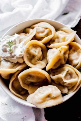 Pelmeni: Een overheerlijke combinatie van zachte deegkussentjes gevuld met sappig vlees!