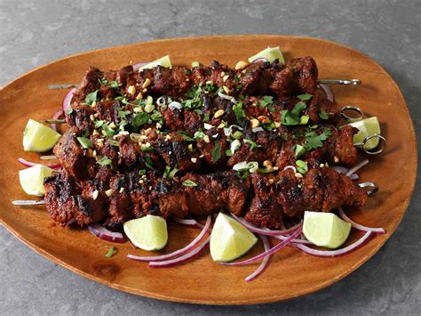  Suya: Een sappige gegrilde lekkernij vol kruiden en pikantheid!