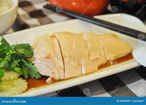  Tongren Steamed Chicken: Delicate Aromatic Flavors Meet A Satisfyingly Tender Texture?